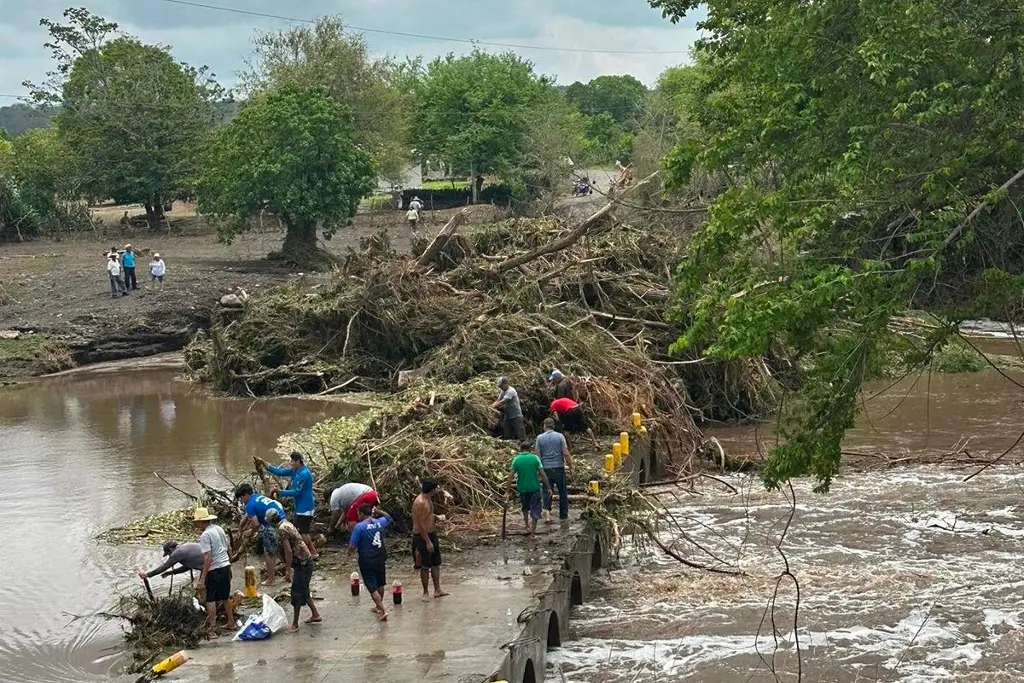 Imagen Siguen obstruidos por palizada 2 puentes en Soledad Doblado, Veracruz ¿Cuándo se podrá circular?