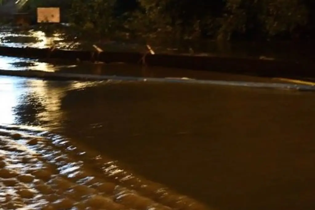 Imagen Auto cae al río Jamapa; bajó de la unidad sin ponerle freno de mano