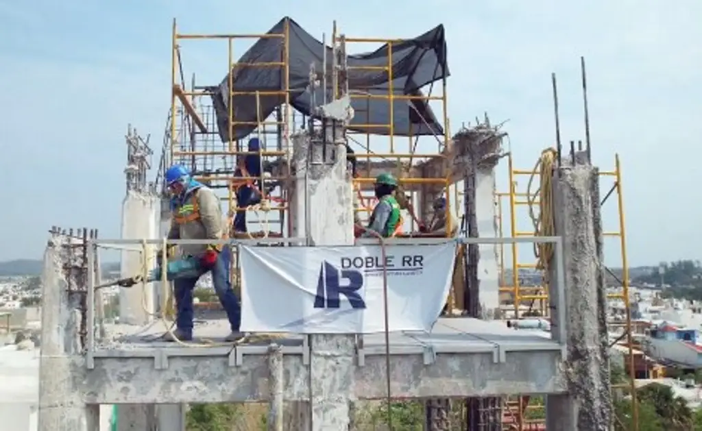 Imagen Derriban Tanque elevado para reducir riesgos en estas colonias de Veracruz