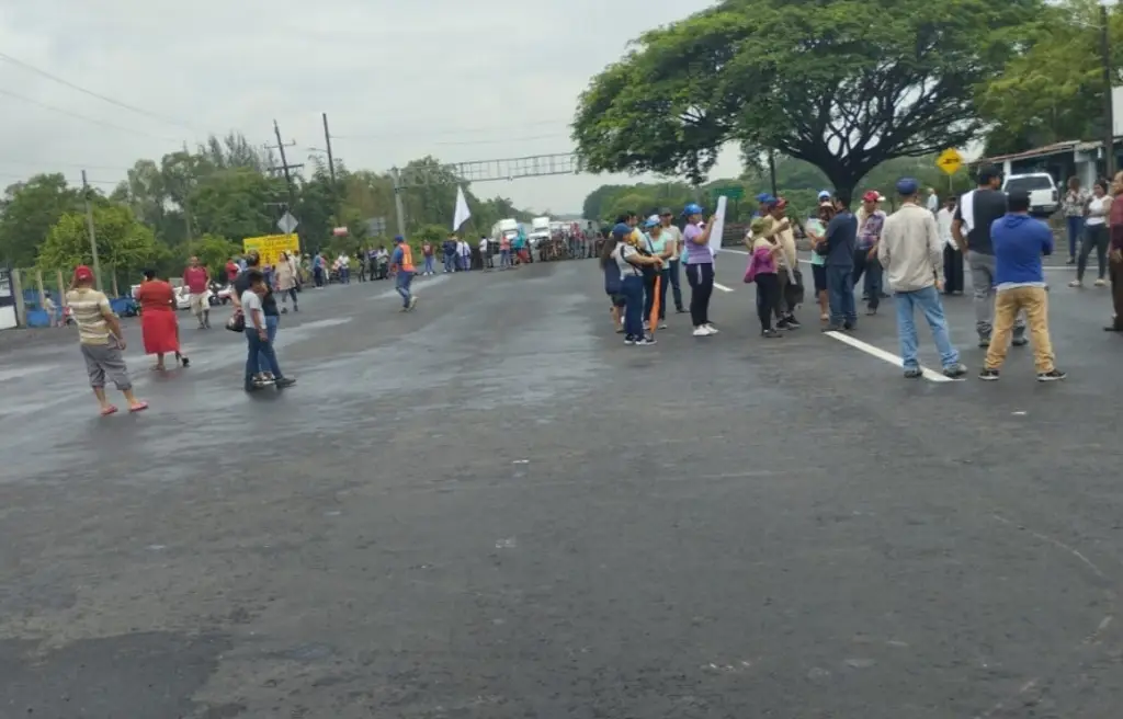 Imagen Bloquean carretera Paso del Toro - Santa Fe, en Veracruz