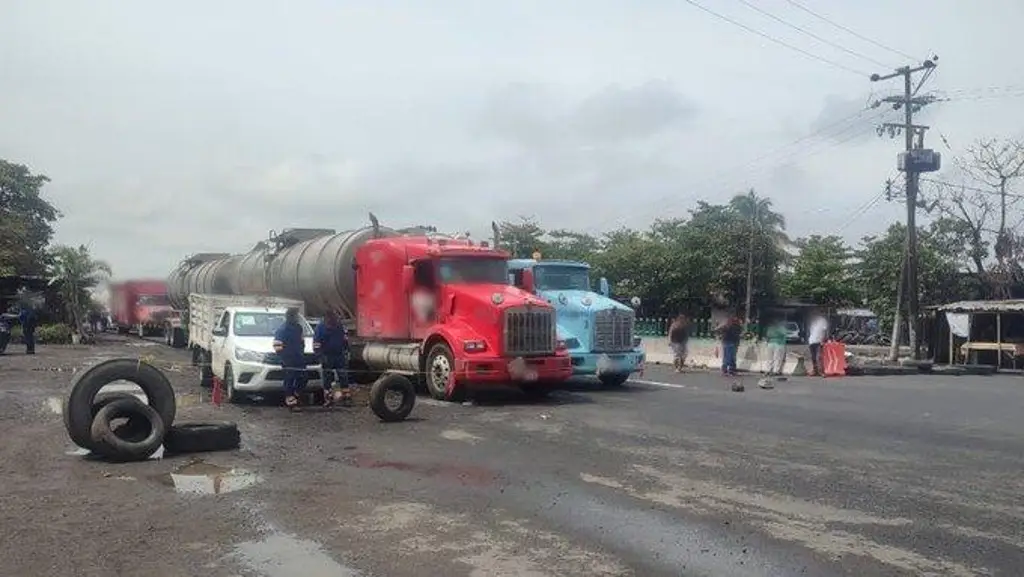 Imagen Sigue el bloqueo en ambos sentidos en carretera Paso del Toro-Santa Fe