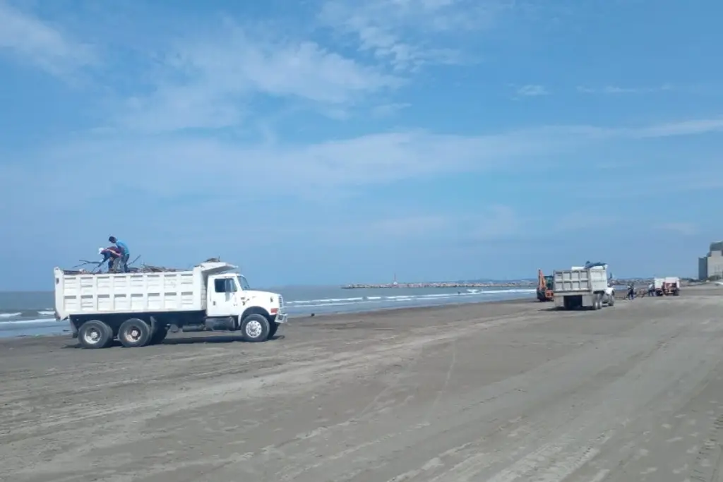 Imagen Así lucen las playas de Boca del Río tras la llegada de palizada 