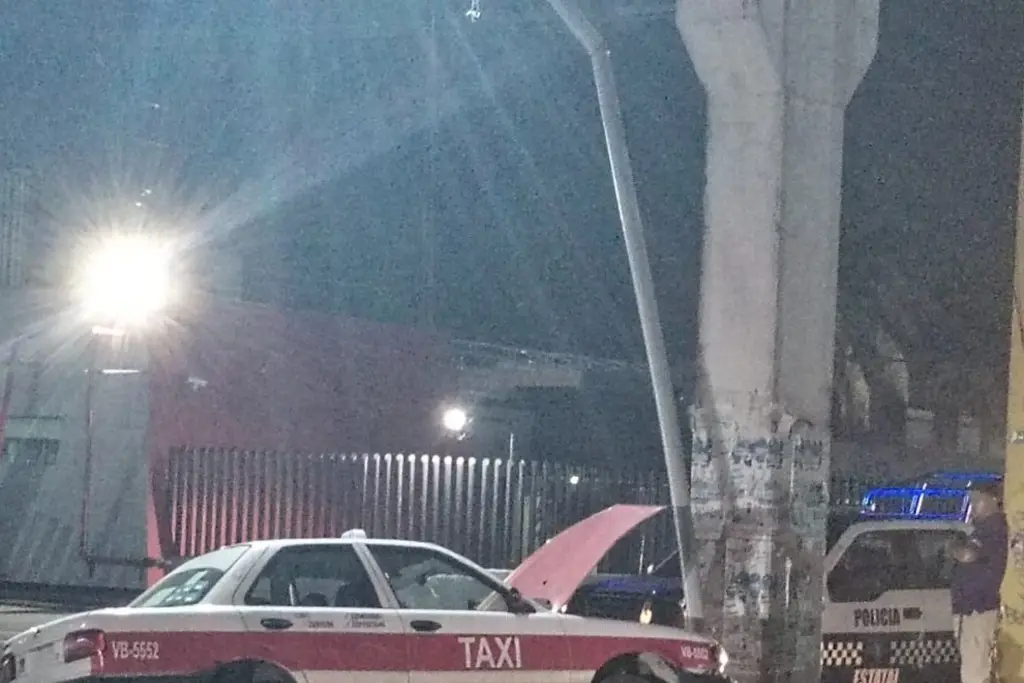 Imagen Se lleva luminaria y se incrusta en puente peatonal de Boca del Río