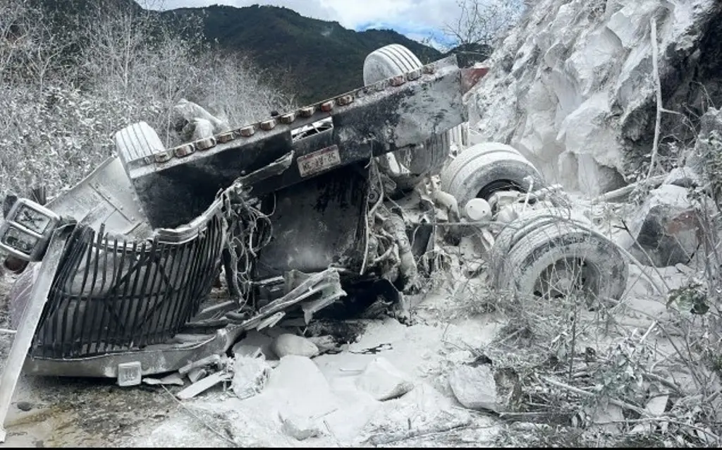 Imagen Aparatosa volcadura de tráiler en autopista de Veracruz; hay 2 muertos