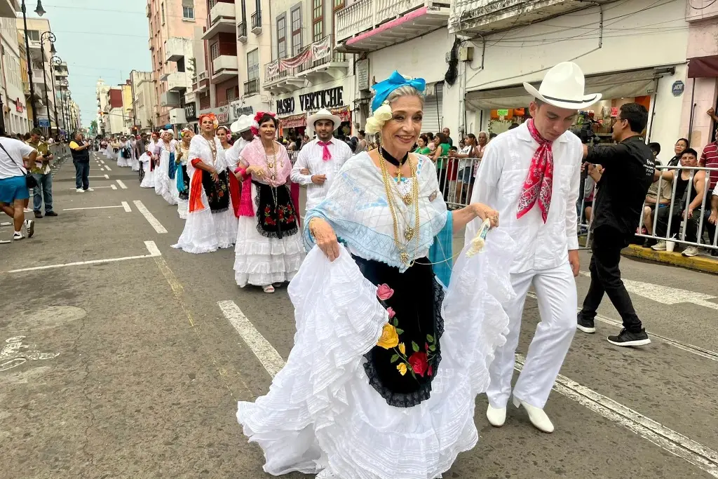 Imagen Exreinas y exreyes del Carnaval de Veracruz desfilan con traje típico