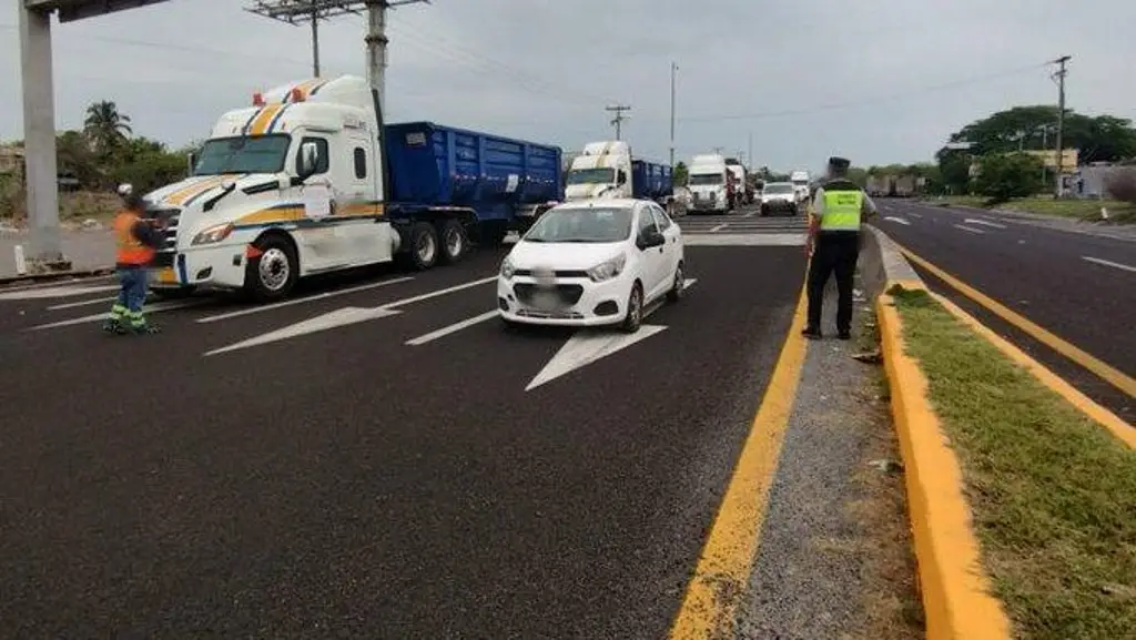 Imagen Transportistas bloquean libramiento y autopista que llevan al puerto de Veracruz