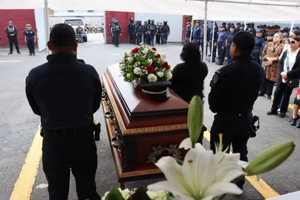 Imagen Rinden homenaje póstumo a policía municipal fallecido en Ixtaczoquitlán, Veracruz 