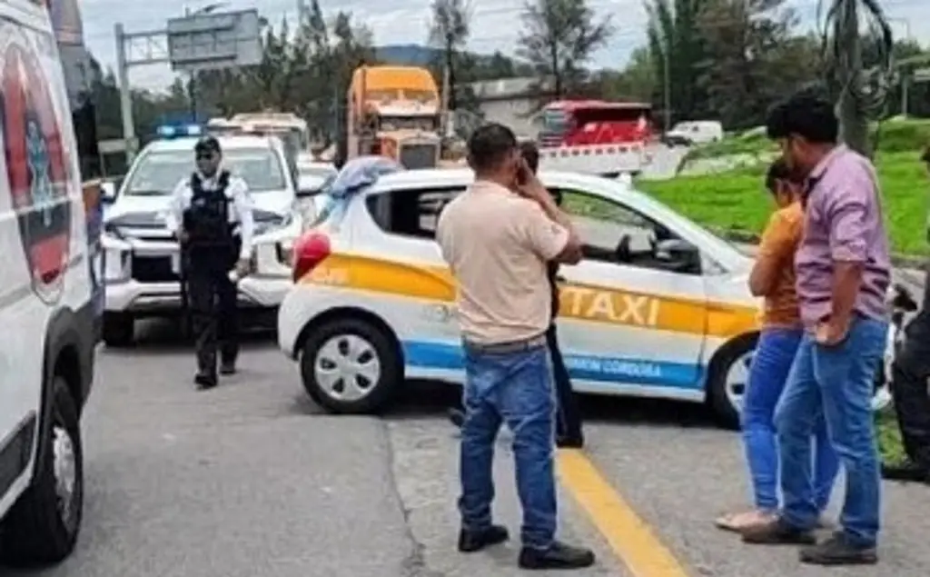 Imagen Chocan taxi y carro particular; hay al menos 2 lesionados 