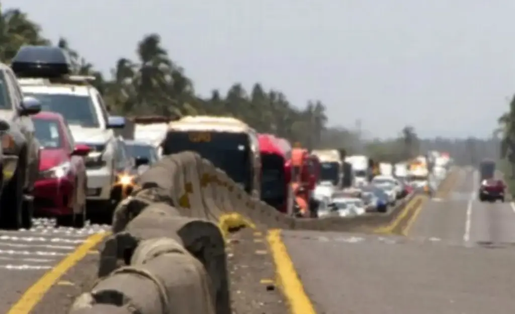 Imagen Cierre parcial de circulación en autopista de Veracruz; tome precauciones