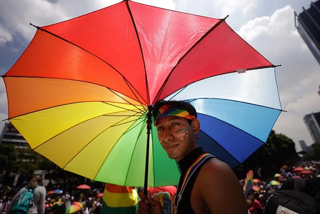 Imagen Miles pintan de arcoíris la CDMX por marcha del Orgullo y exigen inclusión