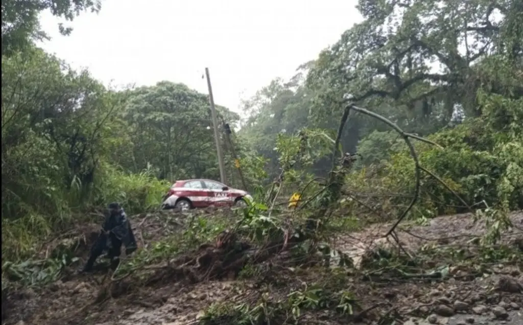 Imagen Deslizamiento de tierra provoca cierre de carretera de Veracruz 
