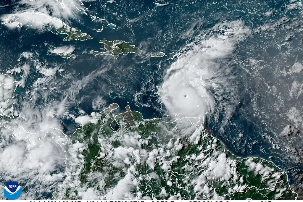 Imagen Captan espectaculares imágenes del ojo del huracán Beryl, de categoría 4 (+Video)