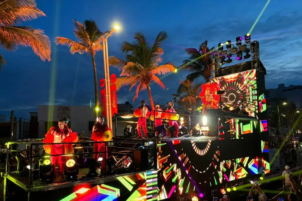 Imagen Carros alegóricos coloridos, figuras monumentales y Yuri en el segundo gran desfile del Carnaval de Veracruz