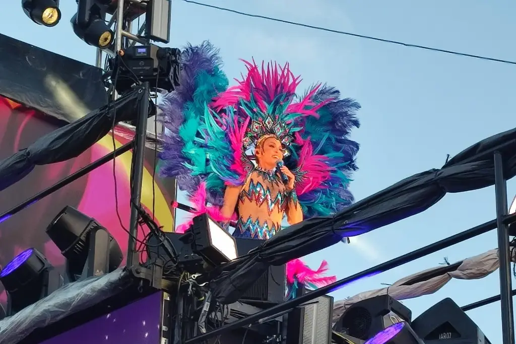 Imagen Con Yuri, se lleva a cabo último Desfile del Carnaval de Veracruz 2024 