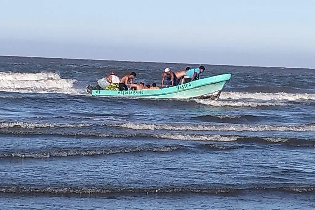 Imagen Vuelca lancha en playa de Boca del Río; rescatan a 7 personas (+Video) 