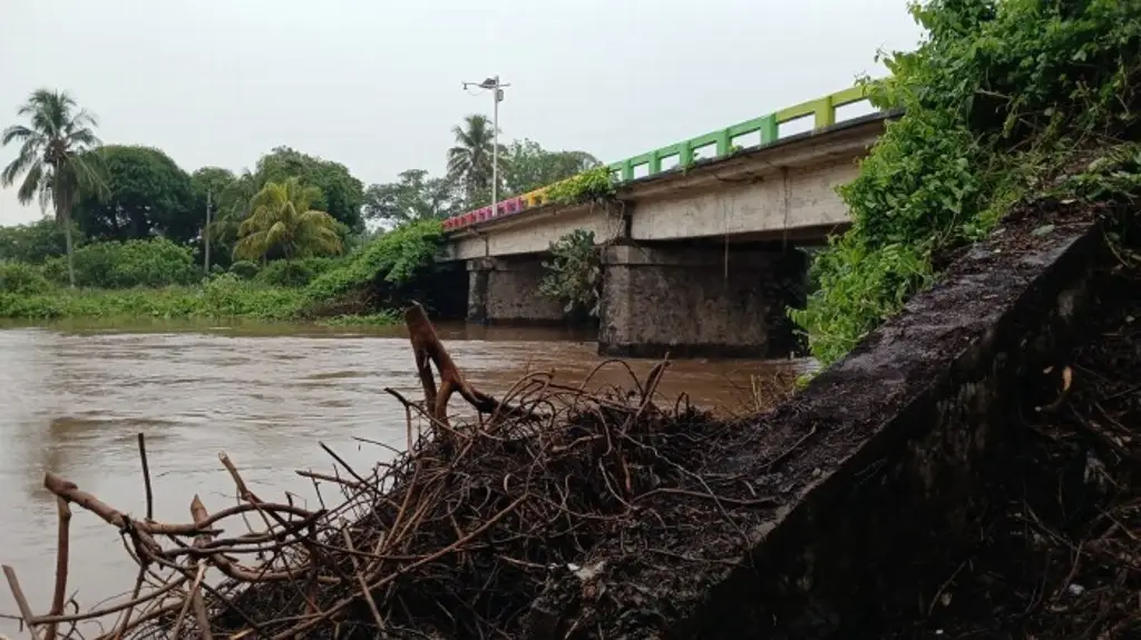 Imagen Reportan desbordamientos ligeros por el río Cotaxtla en Medellín de Bravo