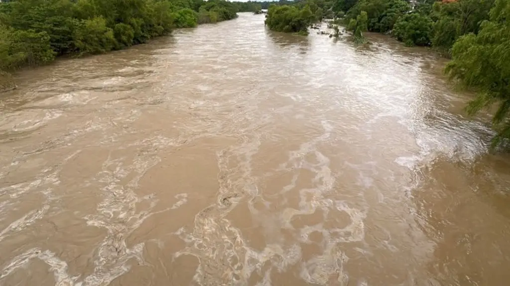 Imagen Fuga de hidrocarburo contamina río Cazones