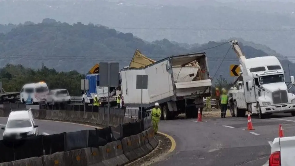Imagen Sigue el cierre total de circulación en autopista de Veracruz 