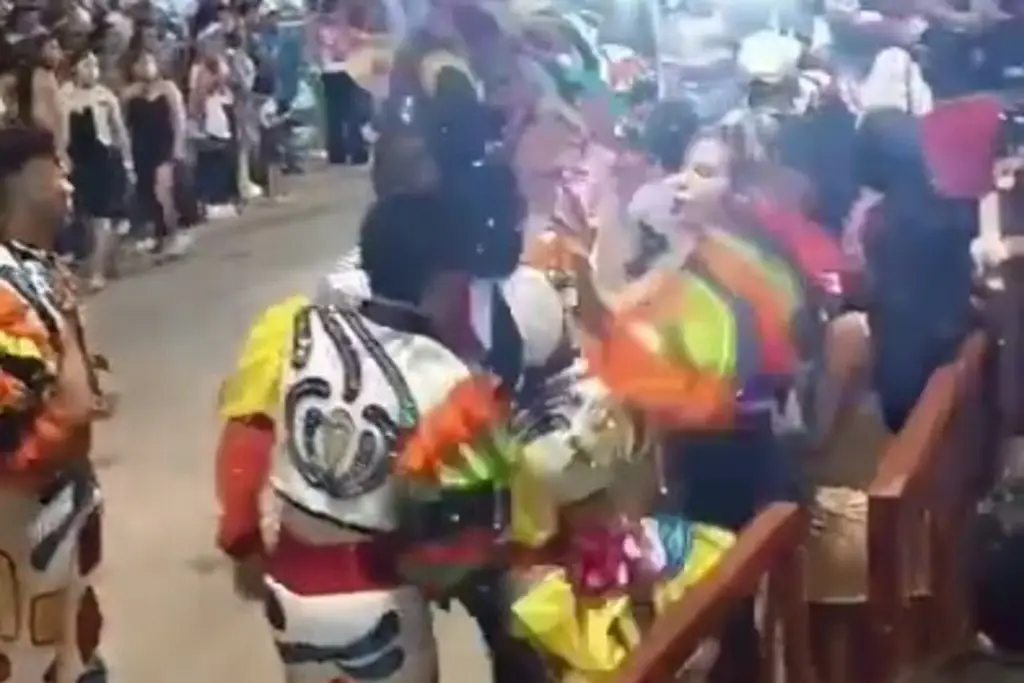 Imagen Captan agresión de integrante de comparsa a mujer en Carnaval de Veracruz (+Video)
