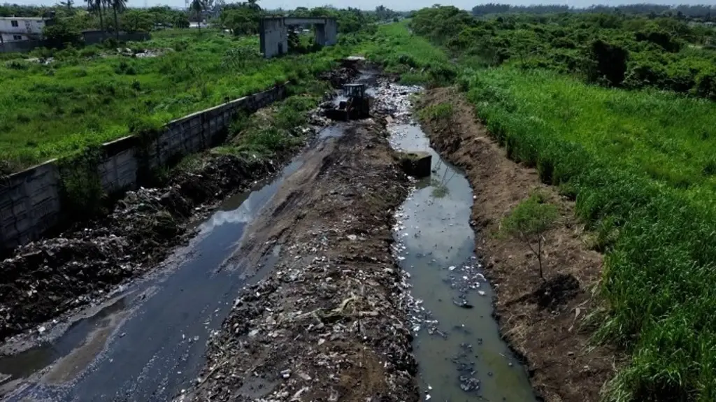 Imagen Limpian canal que fue convertido en basurero clandestino al sur de Veracruz 