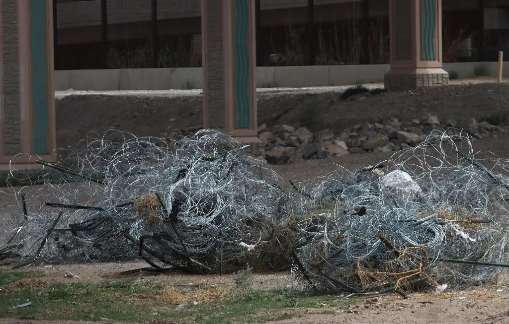 Imagen Autoridades de Texas quitan alambrada de navajas en frontera con México