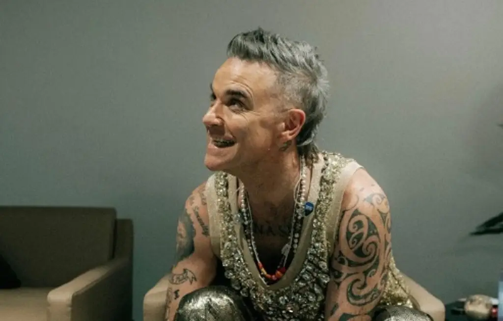 Imagen Robbie Williams se sienta en un parque y nadie lo reconoce (+Video)