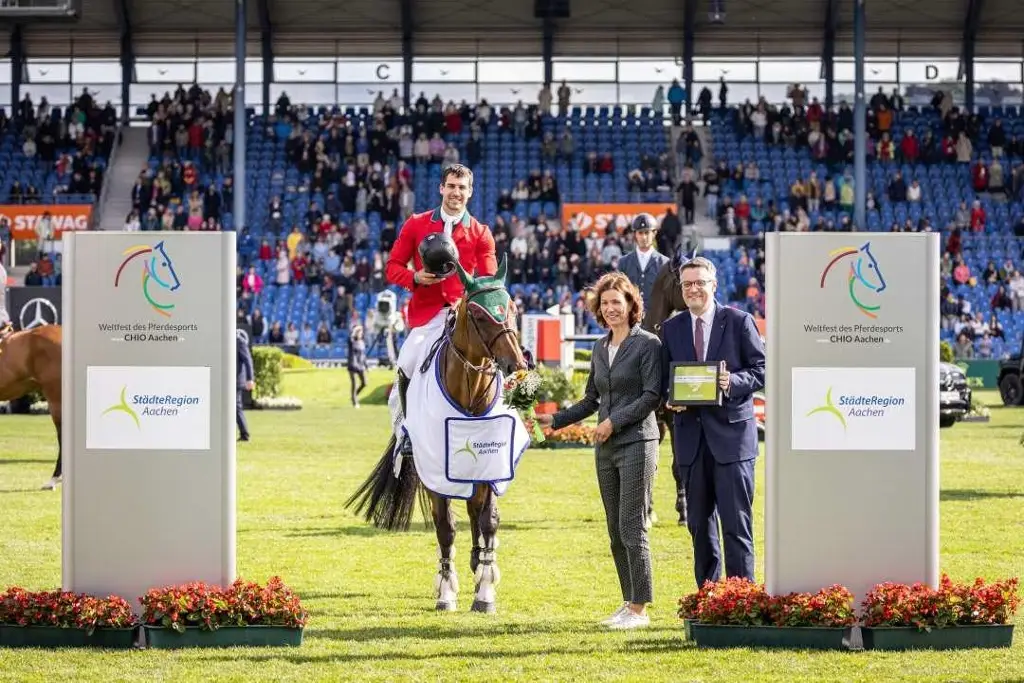 Imagen Jinete mexicano consigue histórica Medalla de Oro en Alemania 