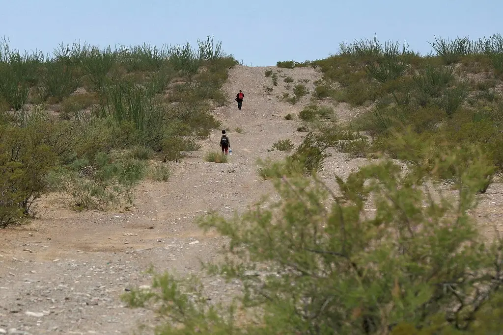 Imagen Operativos en frontera México-EU empujan a migrantes a cruzar por el desierto