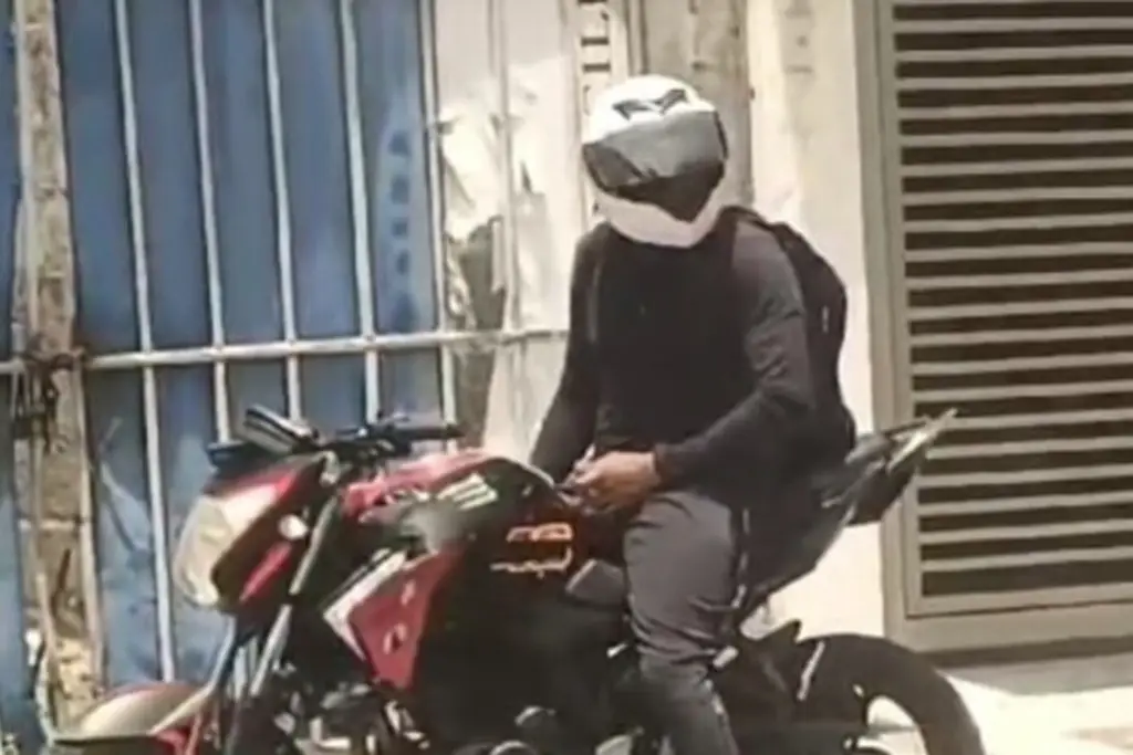 Imagen Exhiben a motociclista 'tocándose' en plena vía pública en colonia de Veracruz