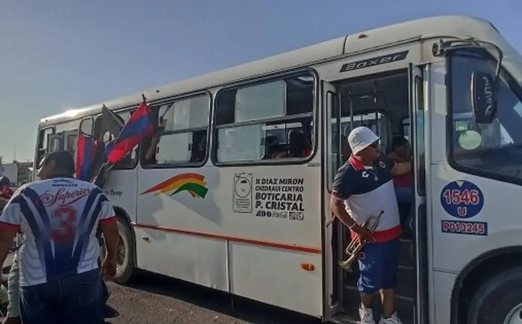 Imagen Aficionados de los Tiburones Rojos realizan caravana en apoyo a El Águila de Veracruz