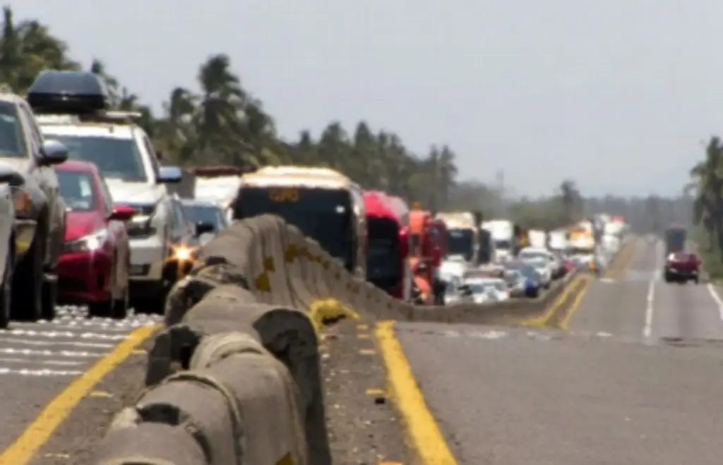 Imagen Más de 4 km de fila de autos por accidente en esta autopista de Veracruz