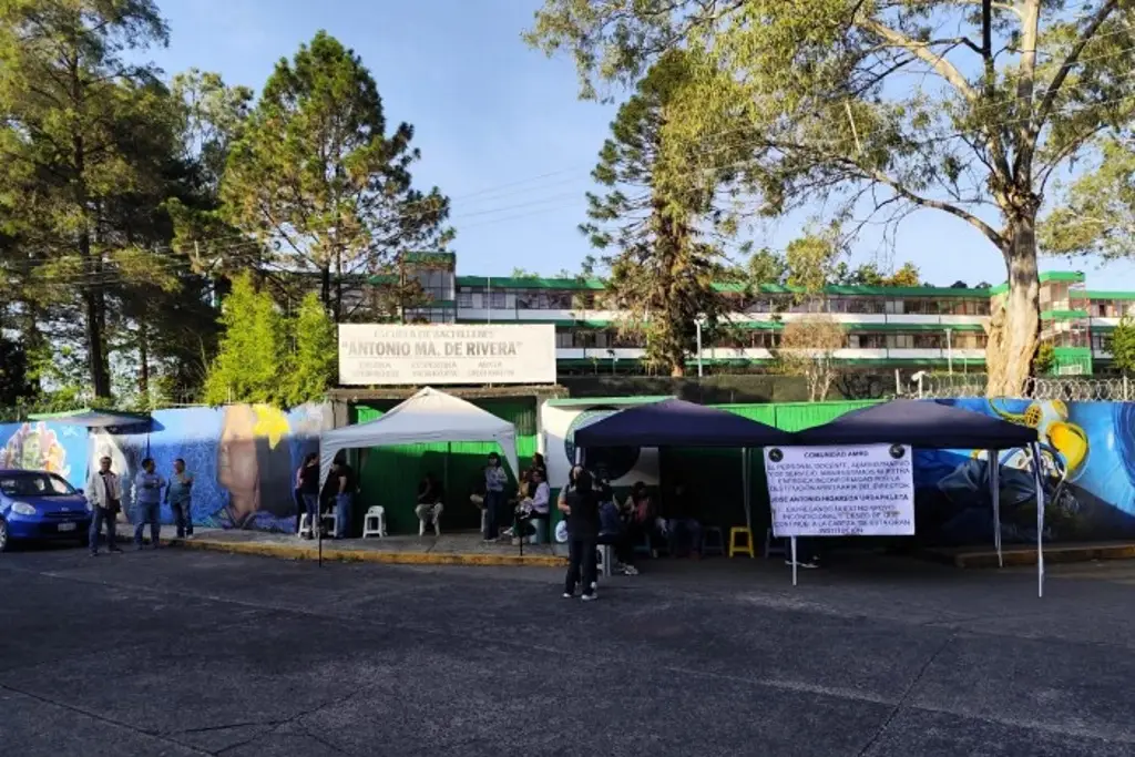 Imagen Trabajadores toman Bachilleres Antonio María de Rivera, suspenden presentación de exámenes