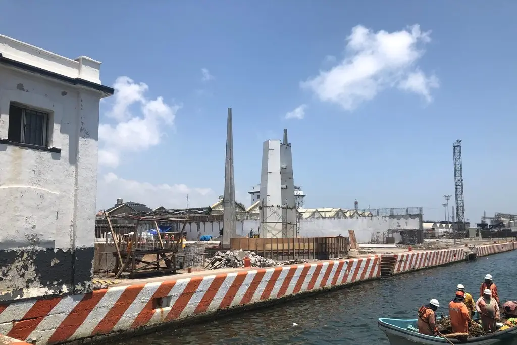 Imagen Levantan obeliscos que serán parte de la nueva plaza que se construye en Veracruz