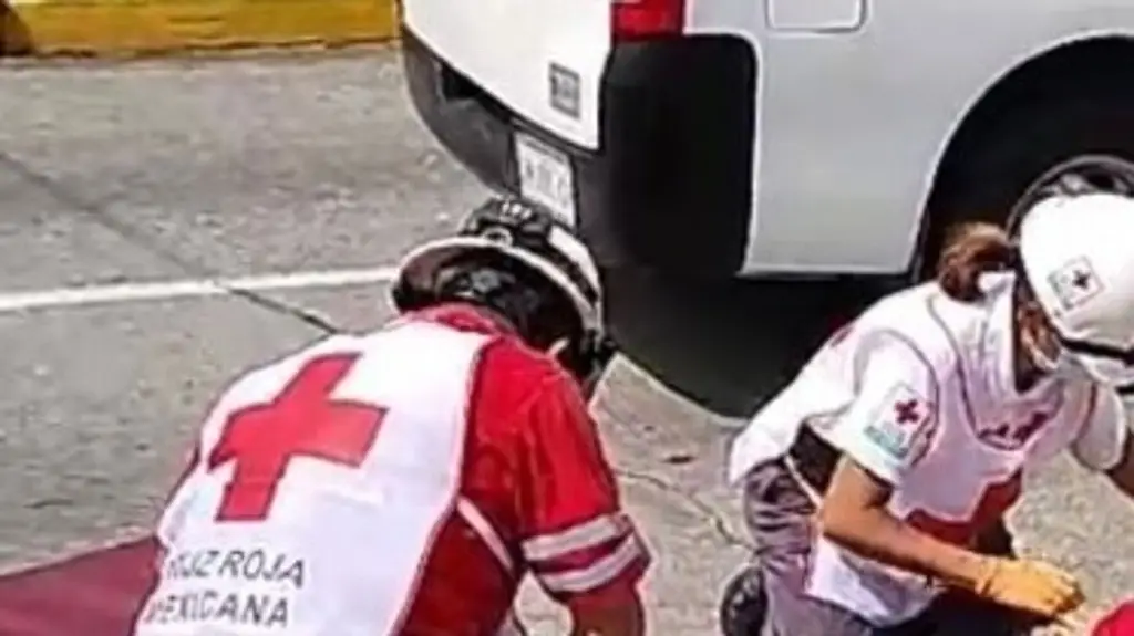 Imagen Se registra fuerte accidente entre motocicleta y camioneta particular; hay heridos 