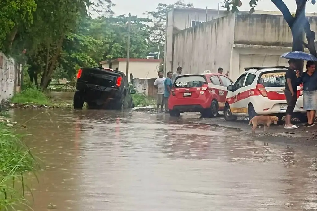 Imagen Camioneta se va al “caño” en las Amapolas, Veracruz