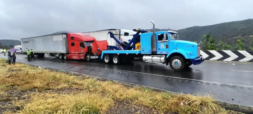 Imagen Chocan tráileres en autopista de Veracruz 