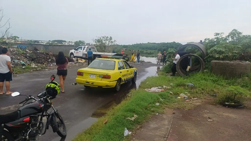 Imagen Auto amanece en laguna de río Medio, reportan una persona fallecida