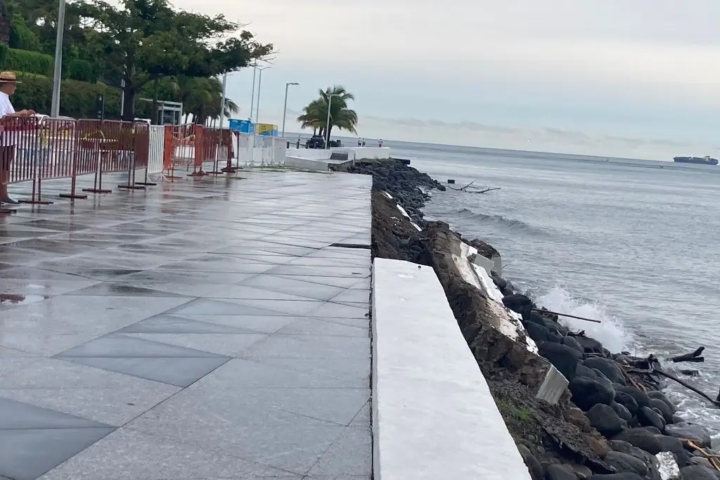 Imagen Se socava muro de plaza de los Valores en Boca del Río 