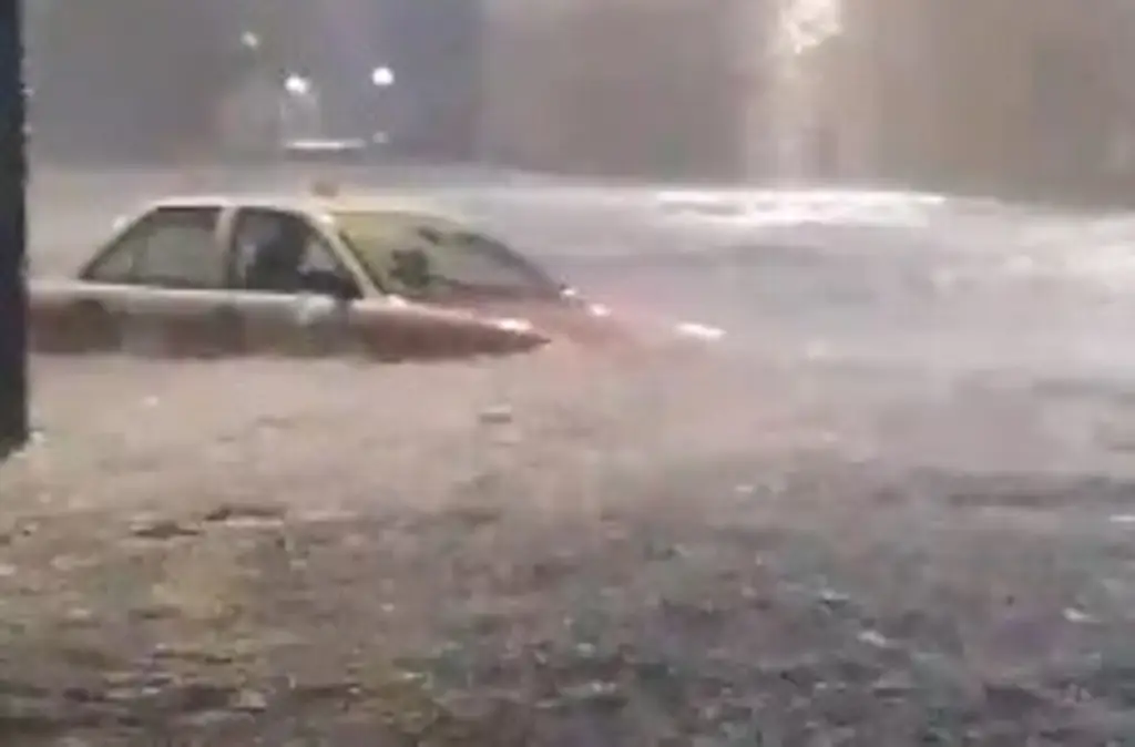 Imagen Taxi es arrastrado por inundación en Veracruz (+Video)