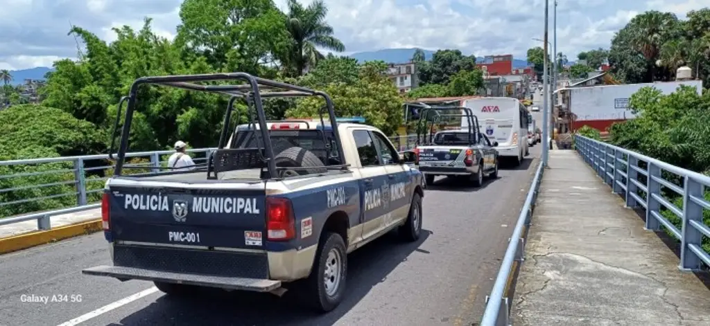 Imagen Joven intenta arrojarse de un puente en Córdoba, Veracruz; ciudadanos lo impiden 