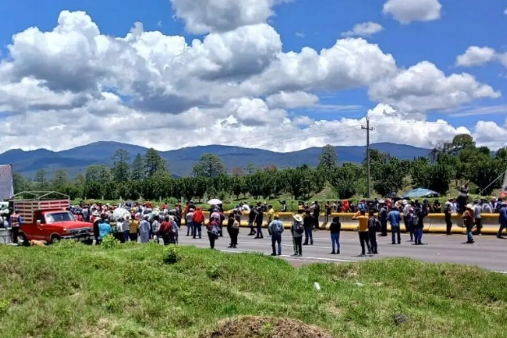 Imagen Ejidatarios cierran autopista México-Puebla; exigen pago de sus tierras usadas para Parque Nacional