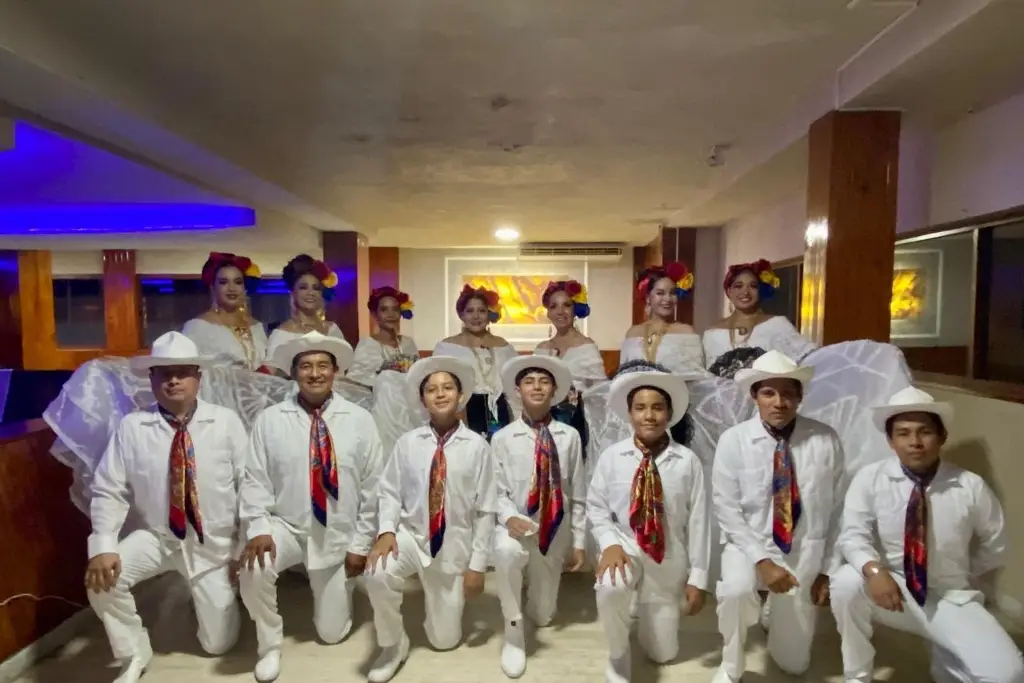 Imagen Promueven la danza folklórica en Veracruz, tiene alumnos desde los 5 a los 70 años de edad 