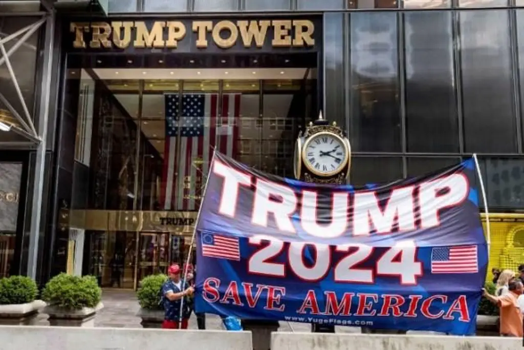 Imagen Personas se concentran en una vigilia en la Torre Trump de Nueva York