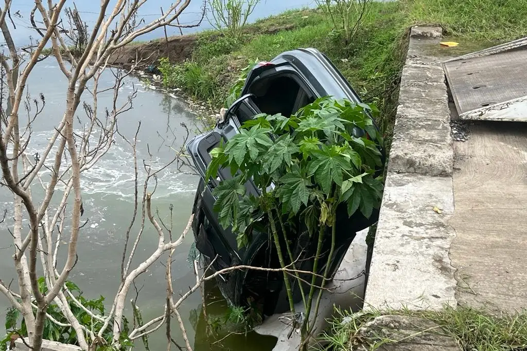 Imagen No es el único carro que se ha ido a laguna de Río Medio; vecinos piden señalamientos