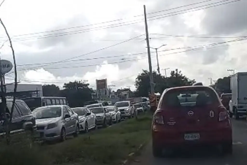 Imagen Cierre por accidente; hay más de 3 km de fila de autos en esta autopista de Veracruz