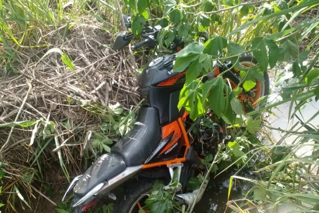 Imagen Motociclista muere tras perder el control y caer a un riachuelo