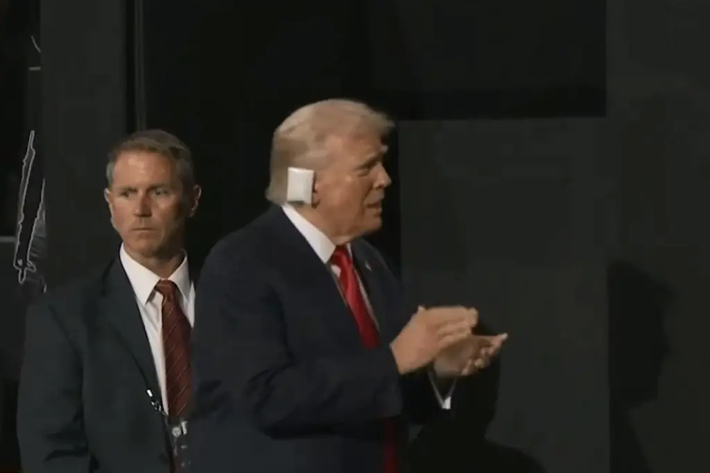 Imagen Trump reaparece con la oreja vendada ante republicanos en Milwaukee (+Video)