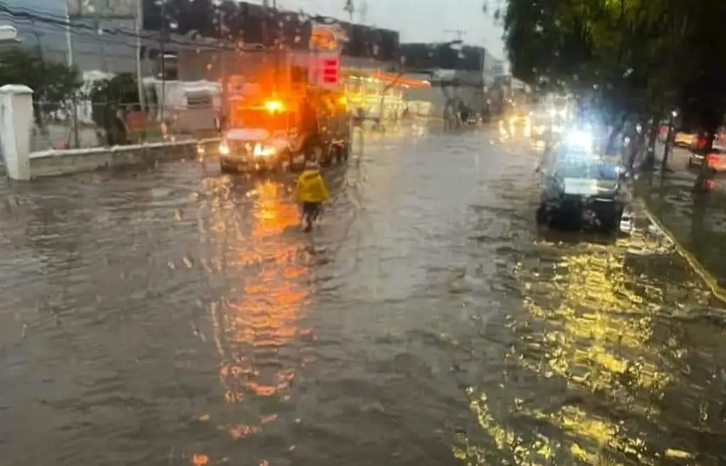 Imagen Se desborda canal de aguas negras en Tultitlán tras fuertes lluvias