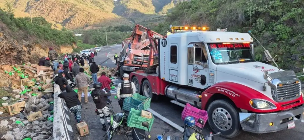 Imagen Identifican a conductor de camión torton que murió en accidente en autopista de Veracruz