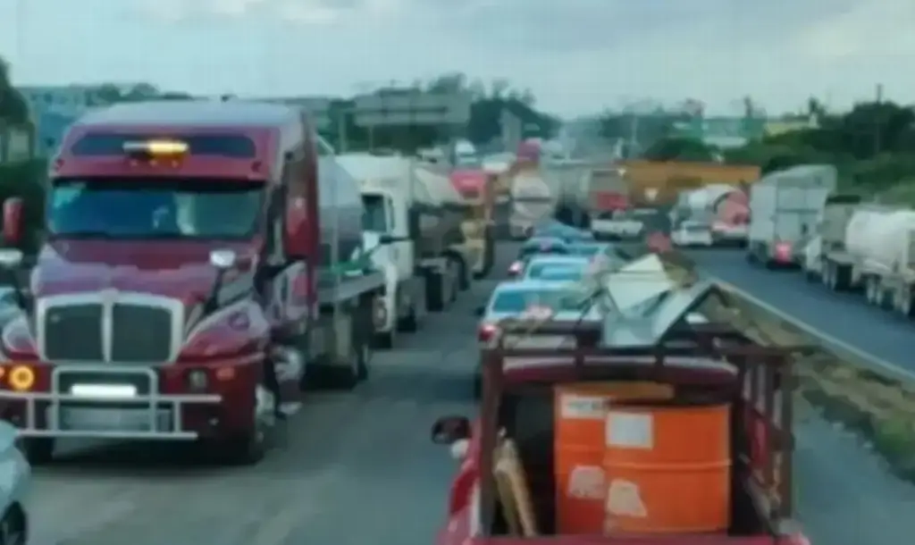 Imagen Otra vez, se registran hasta 13 kilómetros de fila en autopista de Veracruz